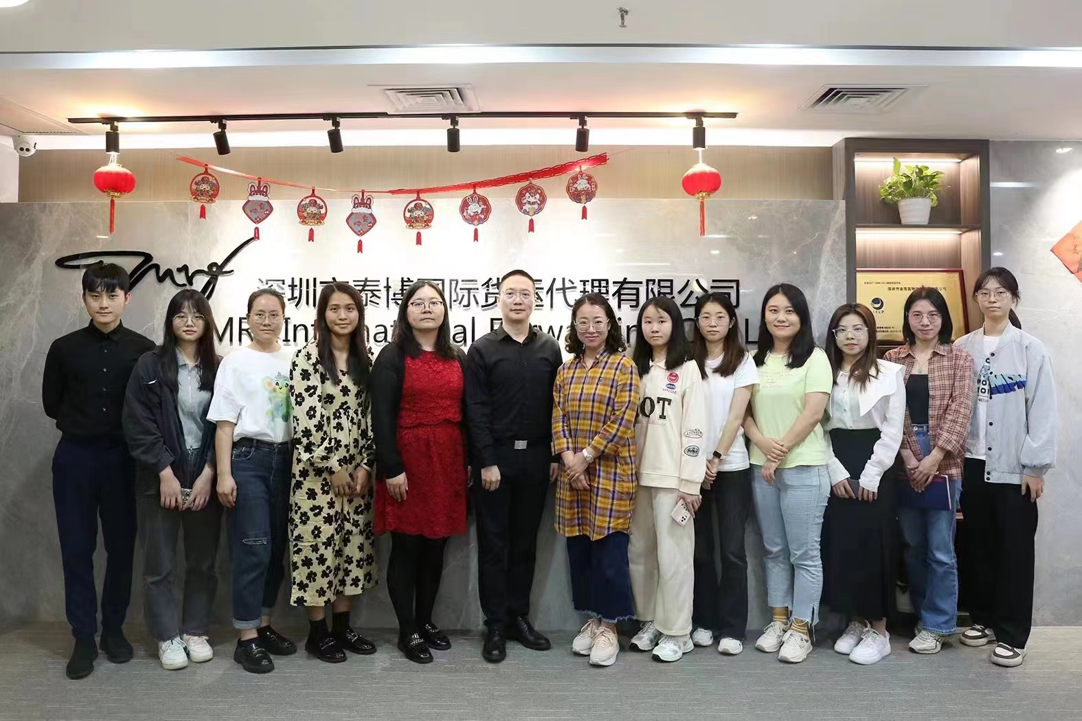 01图为学院教师代表与深圳市泰博国际货运代理有限公司领导及实习学生合影.jpg