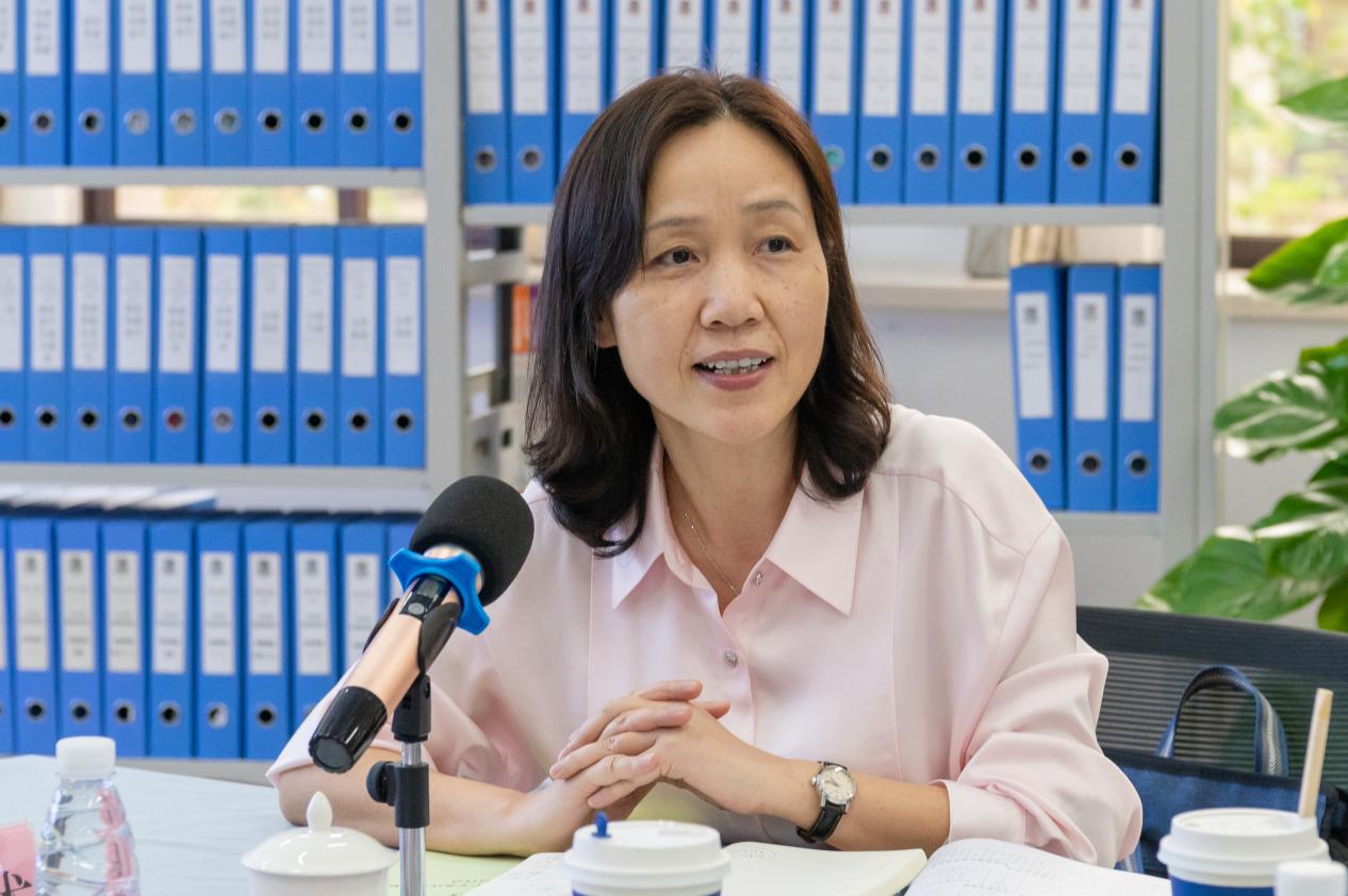 图为校内评审专家江晓红讲话